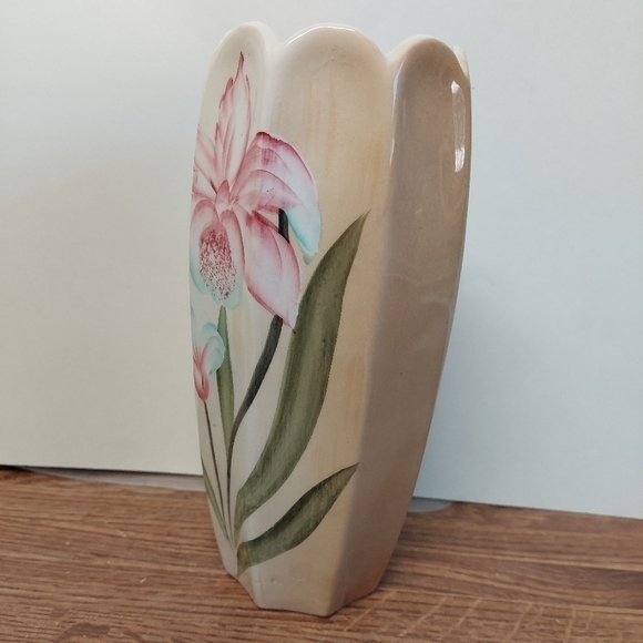 Vintage* Mid-century Handpainted Pink Lily Vase - Picture 4 of 10